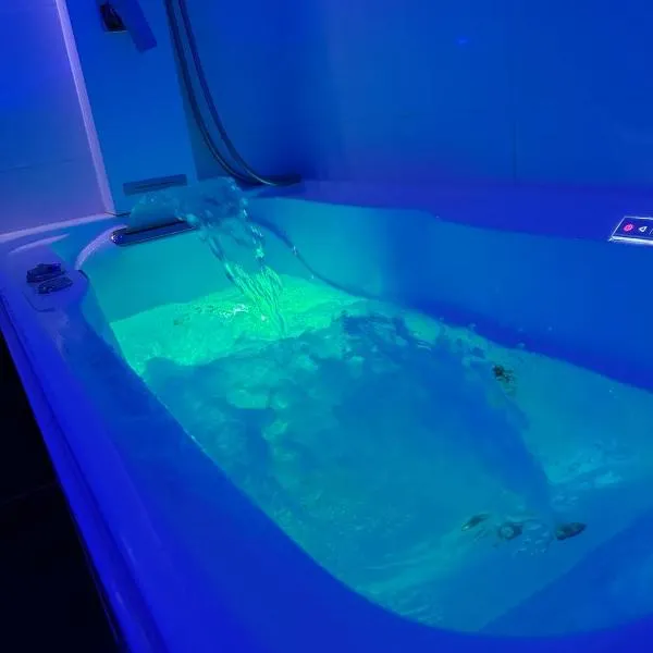 Apartament JungleSPA z prywatnym jacuzzi centrum Wrocław samodzielne zameldowanie i bezpłatny parking, hotel v Wroclawu