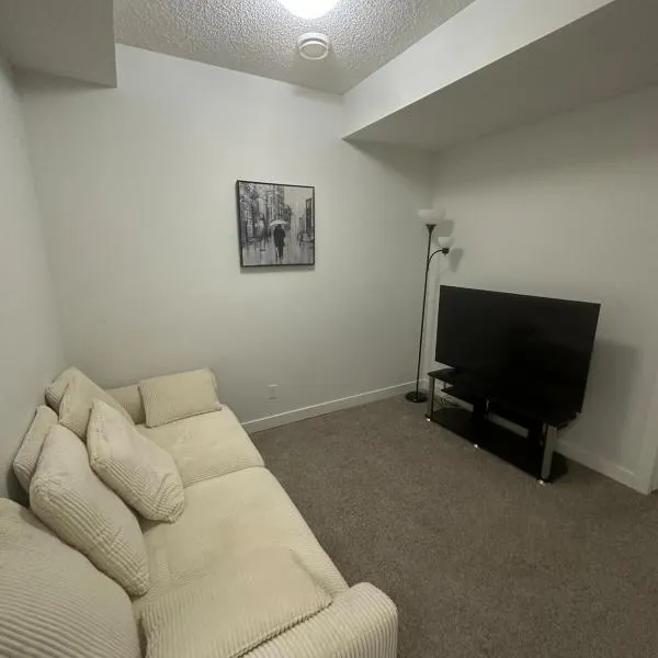 Cozy suite close to Calgary airport, hotel in Calgary
