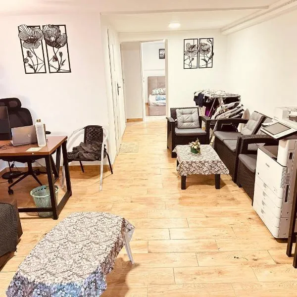 Modern Solo Room, Quiet Workspace & Comfy Bed, hótel í Varsjá