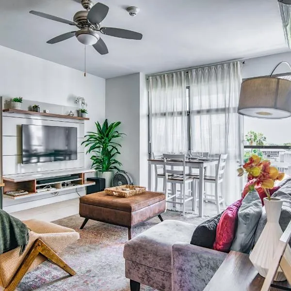 Airy Modern 2br Condo Rooftop Pool, hotel em Kingston