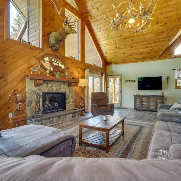 3-Acre Benezette Cabin Hot Tub, Grill and Mtn View, hotelli kohteessa Benezette