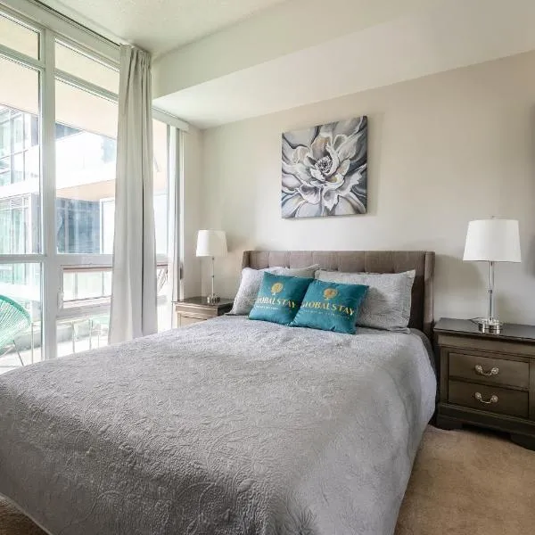 Cozy 1 Bedroom & Den Condo in Downtown Toronto, hotel sa Toronto