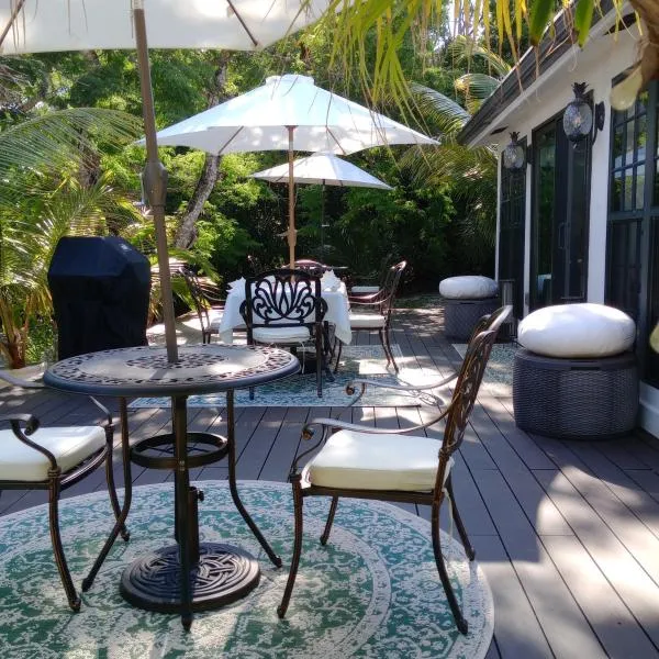 The Pilot House - Private 4 Suite Retreat Sleeps 8, ξενοδοχείο στο Rock Sound