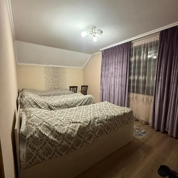 Mama Nuris guest house, отель в Караколе