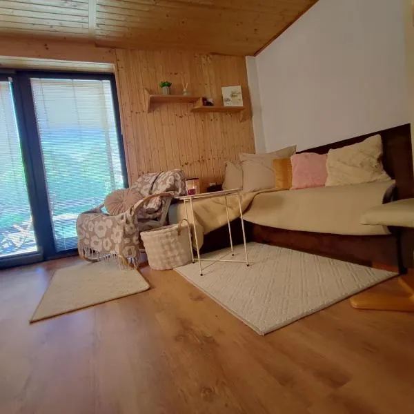 Chata s výhledem a šumící řekou a bazénem, hotel en Sentice