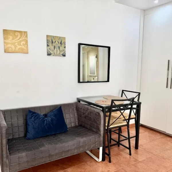 1A - Studio 40 m from La Carihuela Beach - AC, Bars and Chiringuitos at the Door, Hotel in Torremolinos