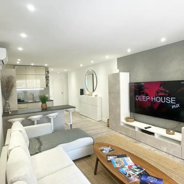 Luxurious 3Bedroom 2 BATH 110 m Apartment Adjoining Hotel Martinez Beachfront，位于戛纳的酒店