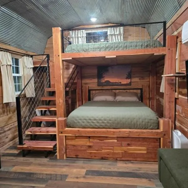 Cozy 1-BR Cabin with Kid's Loft & Hot Tub on Buffalo Farm, hotel v destinaci Marshall