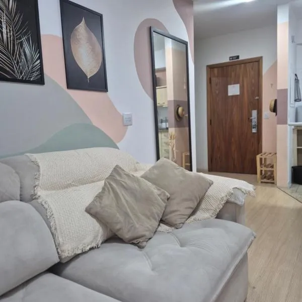 Flat completo e bem localizado em Alphaville com garagem e Alexa, hotelli kohteessa Barueri