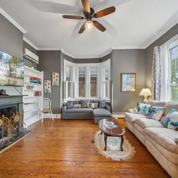 Serenity Manor 1BR Private Historic Home First Flr, hotel en Onancock