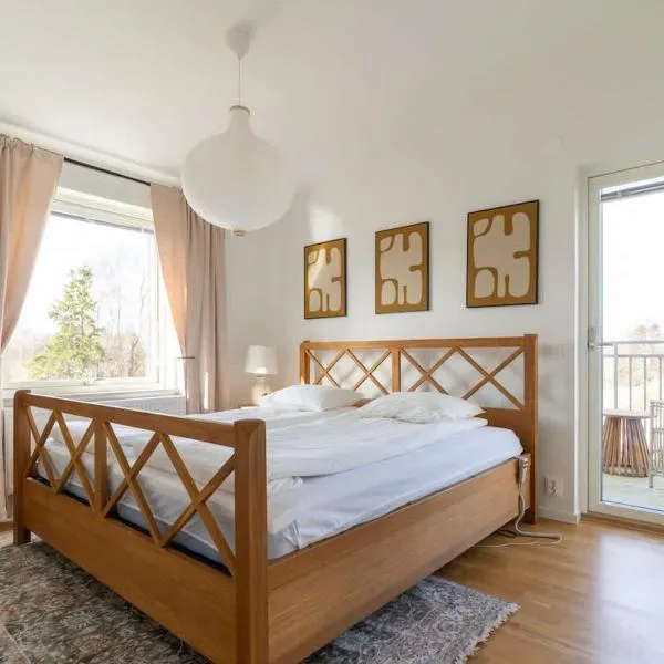 Modern 2 Bedroom Home with 2 Balcony & Workspace, Hotel in Båstad