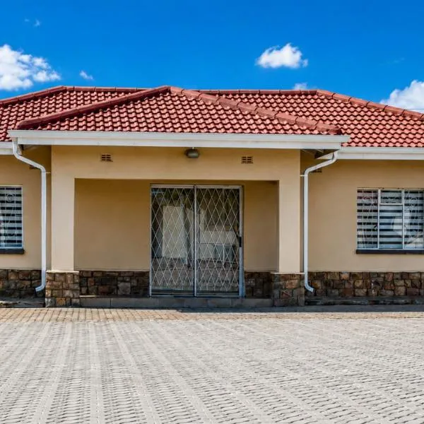 Family Home in Matsheumhlophe, khách sạn ở Bulawayo