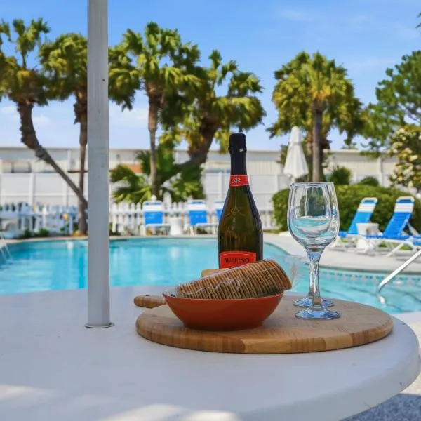 Lux Coastal Retreat, 5 min walk to Beach, Restaurants, & Shopping: Destin şehrinde bir otel