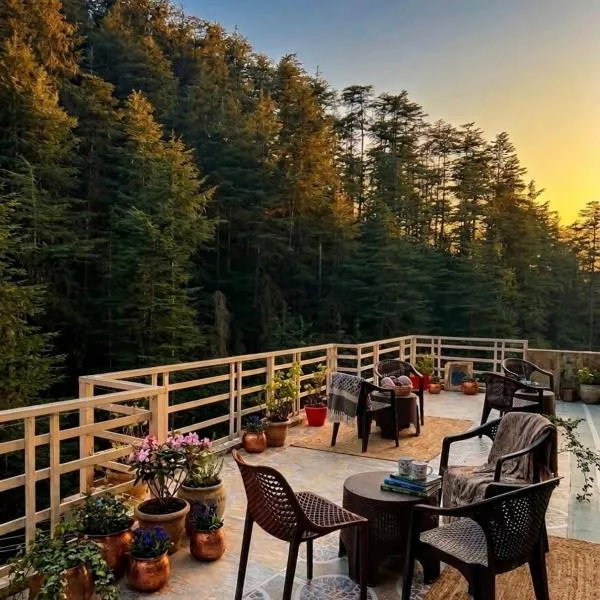 Decent Stays BnB in city Centre - 3BHK apartments - PRIVATE PARKING - BALCONY VIEW, hotel u gradu 'Shimla'