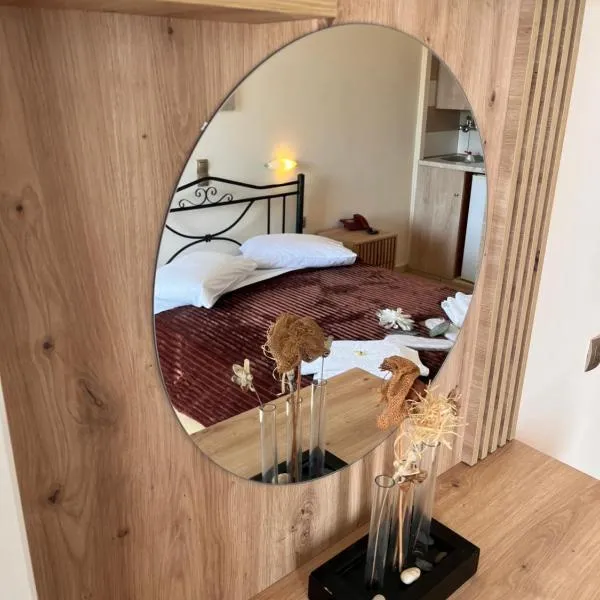 Isidora Hotel, מלון בAgia Marina Aegina