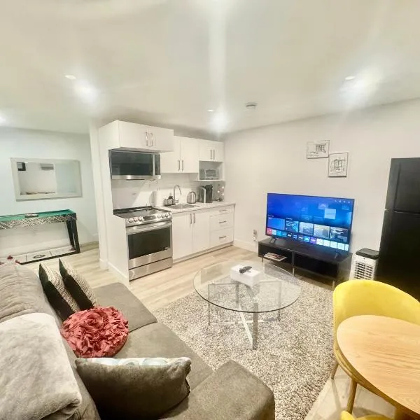 Stylish Home Near Moncton Airport, hotel en Dieppe