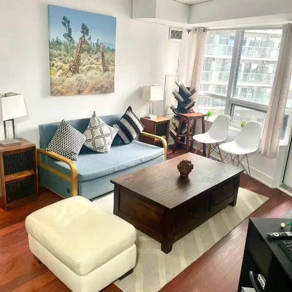 Core Downtown Toronto-8 Sleeper-4 Beds-2 Bathrooms-Washrooms-Free Parking-CN Tower-Ripleys Museum-Blue Jays Stadium In front-Indoor Gym-Swimming Pool-Jacuzzi Sauna-Filter Drinking Water-WiFi, Hotel in Toronto
