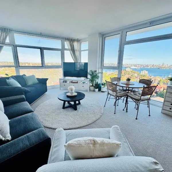 Breathtaking Harbour Bridge & Harbour Views, Corner Apartment, Free Parking, hotel en Sídney