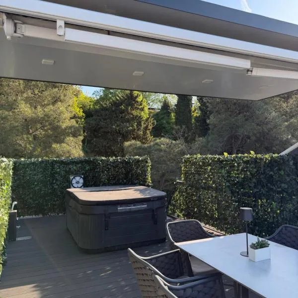 JungleHouse - Floating House, hótel í Portorož
