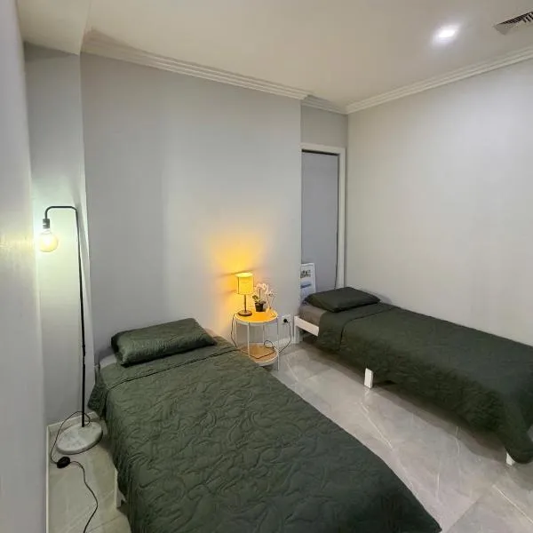 Cozy Twins Room with 2 Comfortable Single Beds, hotel di Revesby