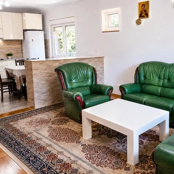 Udoban porodični apartman ViS Raška, 80m2, parking, bašta, khách sạn ở Raška