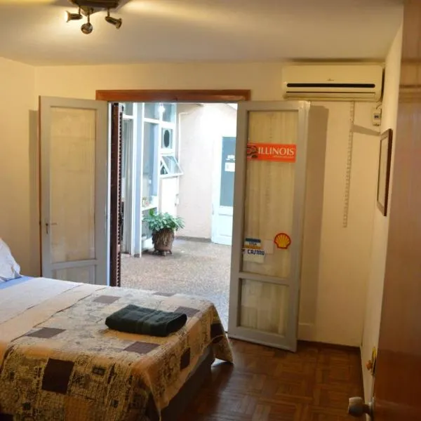 Salto में, होटल Habitación "Central" con baño privado exterior en una casa compartida estilo Hostel 3B