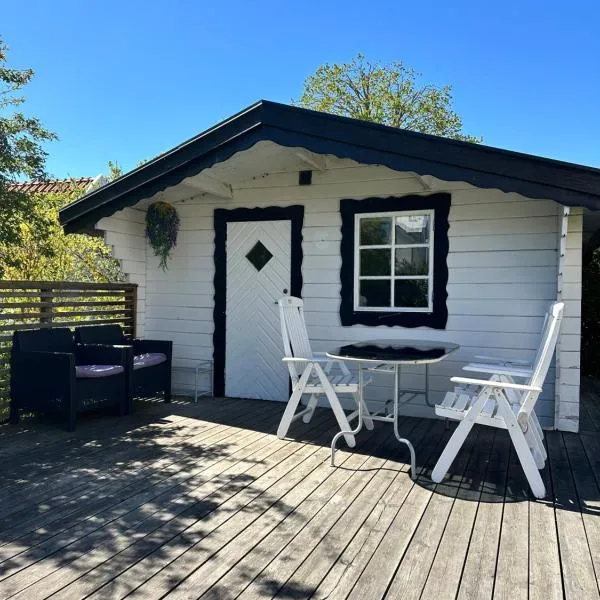 Mysig stuga i lugnt villaområde med eget badrum och kök i huvudbyggnadens källare, хотел в Калмар