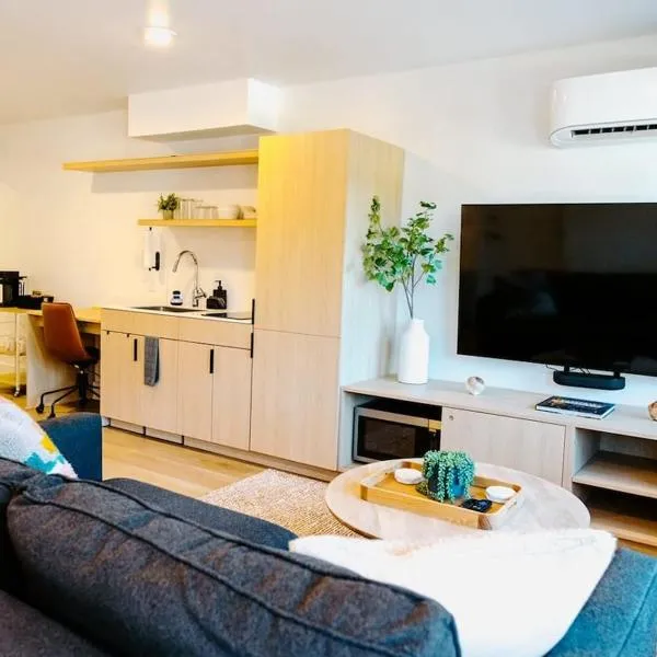 The Vinyl at Music Row - 1 Bedroom Apartment, Hotel in Nashville