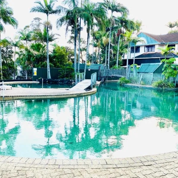 Bright 2BR Retreat Pool View 12 Mins Airport, hotelli kohteessa Bilambil Heights