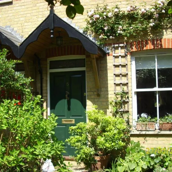 Old Station Gardens, SW London, hotel in Teddington