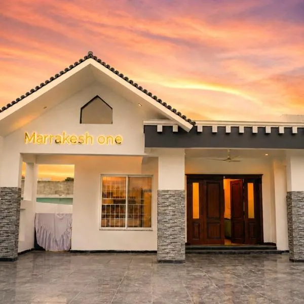The Marrakesh Courtyard - Private Villa with Garden, Outdoor Cinema & Dining In Bahria Town، فندق في روالبندي