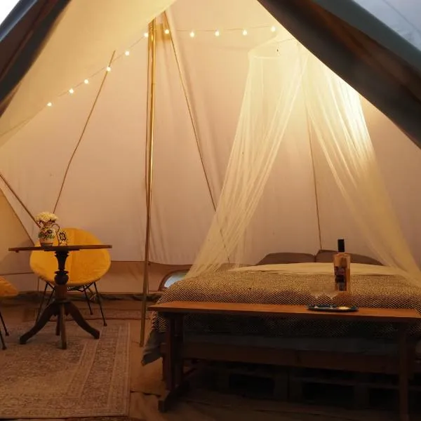 Glamping Tent Celte du Morvan, Vrij in de Natuur, hotelli kohteessa La Tagnière