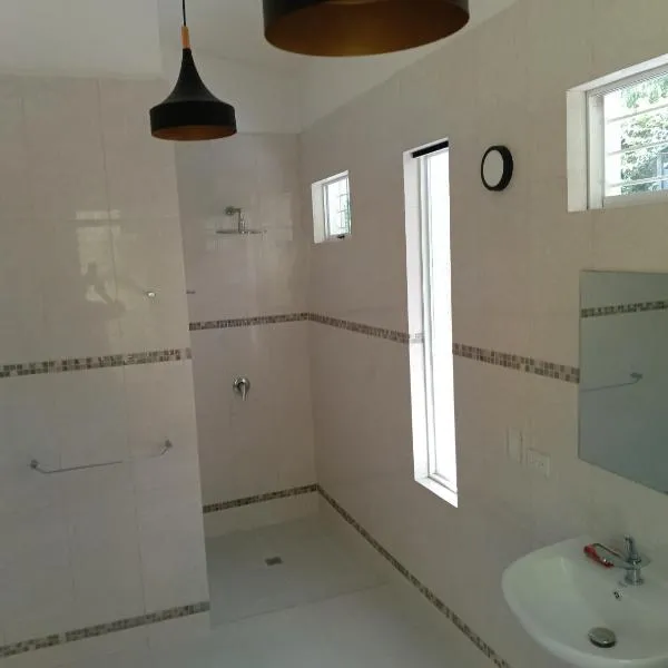 Cómoda y espaciosa habitación rodeada de naturaleza, hotel v destinaci Maracay