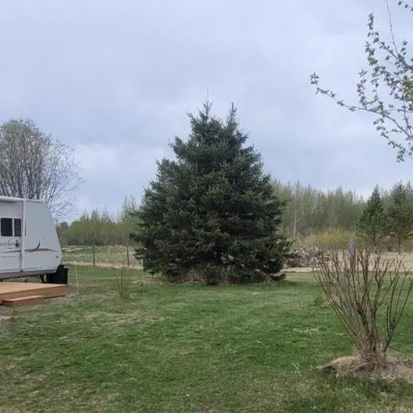 RV with Rocky Mountains View, hotell i McBride