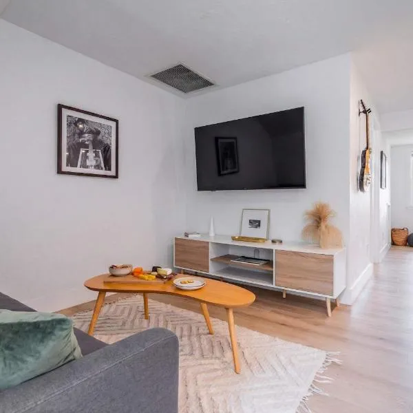 Studio at The Key - 1mi to UF & DT , Full Kitchen, hotel v destinácii Gainesville