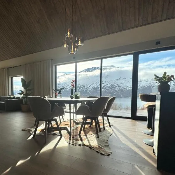 LyNora - Luxury Northern Lights Lodge with Jacuzzi & Lyngen Alps view, hótel