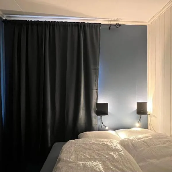 Dobbeltrom på solsida, fin utsikt fra huset, privat bad og delt kjøkken og stua – hotel w mieście Sogndal