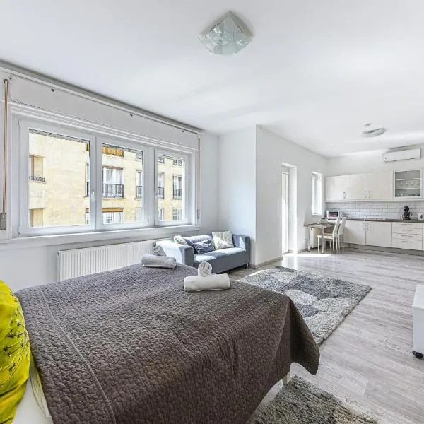 Cozy Stay at Margaret Blvd Prime Buda Location with AC, hotel en Budapest