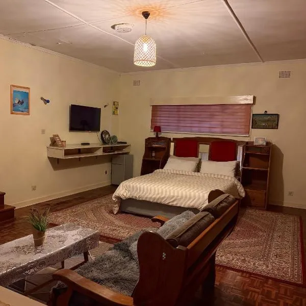Ensuite Bedroom Near RG Mugabe Airport, hotel a Harare