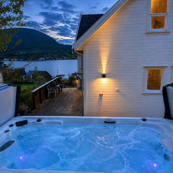 Scenic fjord home with terrace, minutes from Pulpit Rock, hotell i Jørpeland