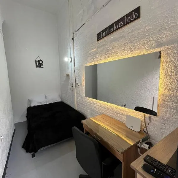 Habitación cerca al aeropuerto con baño privado, hotel i Bogotá
