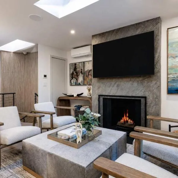 2 BR 3BA Condo - AC, Heated Pool, Walk to Town, hotel i Aspen