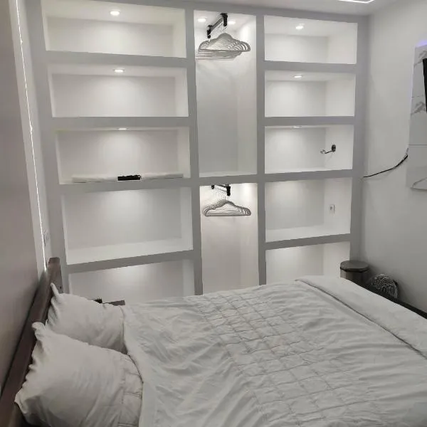 Chambre privé dans une maison avec terrasse et jardin salles de bain partagées, hotel u gradu Lil