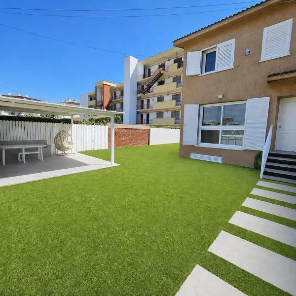 Family Home Right Next to the Beach, hotel a Cunit