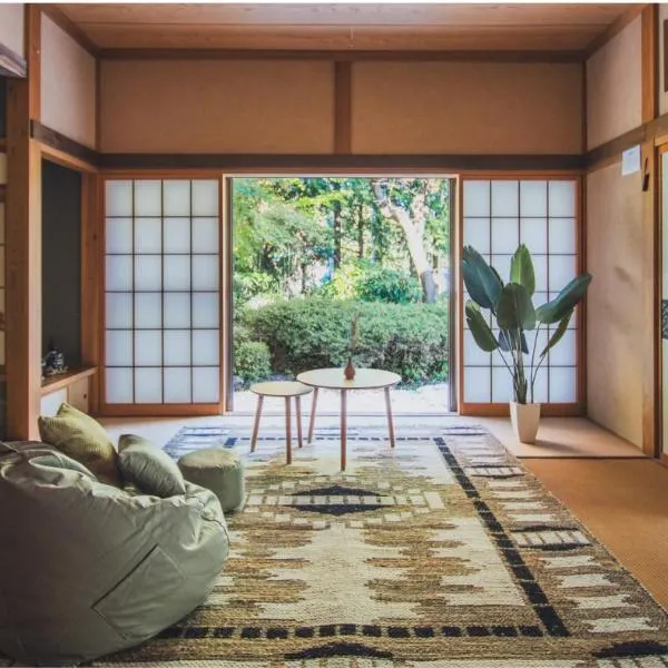 庭園に住むアート Active Art Hotel 80畳の広さを誇る古民家 日本庭園を独り占め, hotel v destinácii Sado