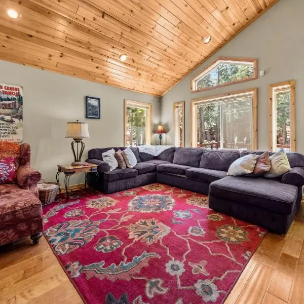 Tahoe Donner Cabin Level Driveway Sleeps 8 Fireplace, hotel em Truckee