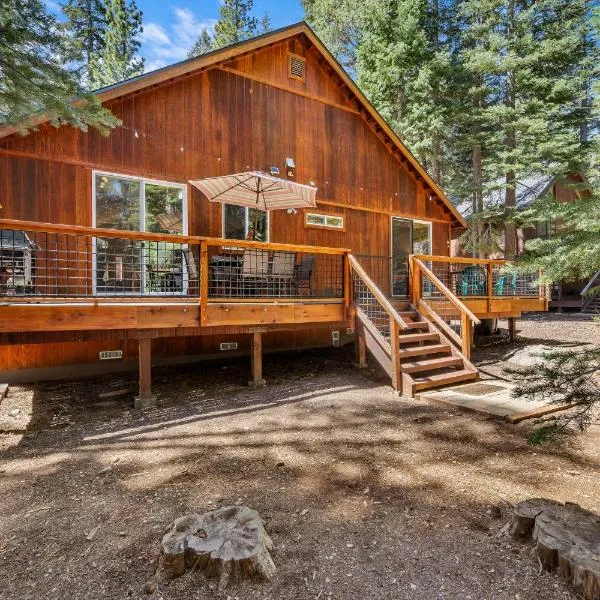 Tahoe Donner Cabin Level Driveway Sleeps 8 Decks Close to Ski & Trails, hotel v destinácii Truckee