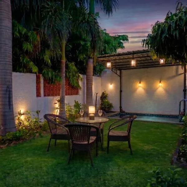 StayVista at House of Palm with Bonfire & Pool, hotel u gradu Džajpur