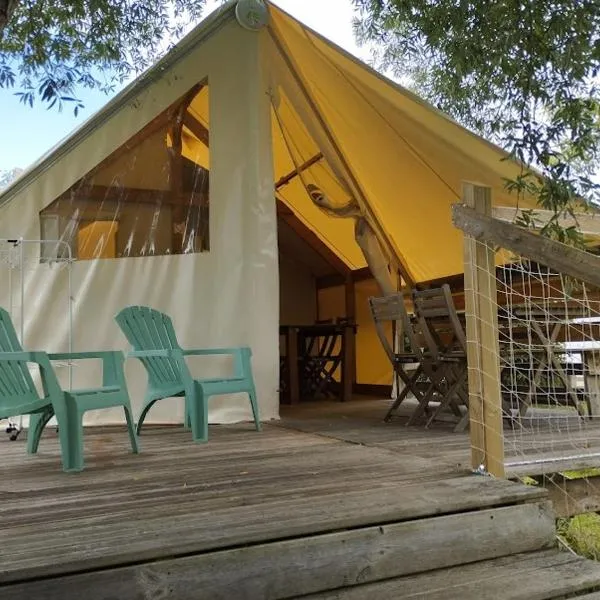 Camping du pont d'Oust, hotel en Peillac