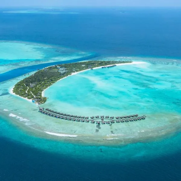 Hideaway Beach Resort & Spa - COMPLIMENTARY RETURN Shared Seaplane or Domestic Flight for two guests for a minimum of 7 nights or more for stays until 30th September 2026, khách sạn ở Dhidhdhoo